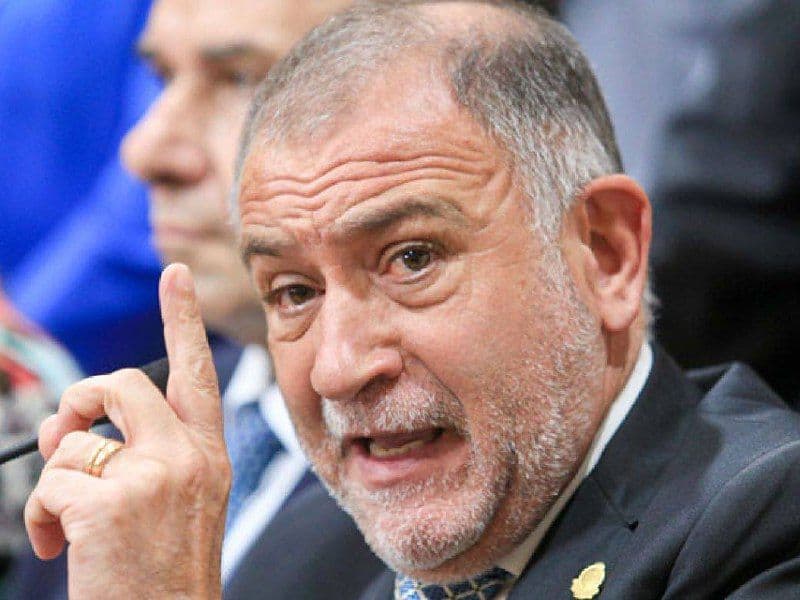 Cambio de camiseta - El senador Luis Juez abandona el PRO y se acerca a La Libertad Avanza pese a insultos libertarios