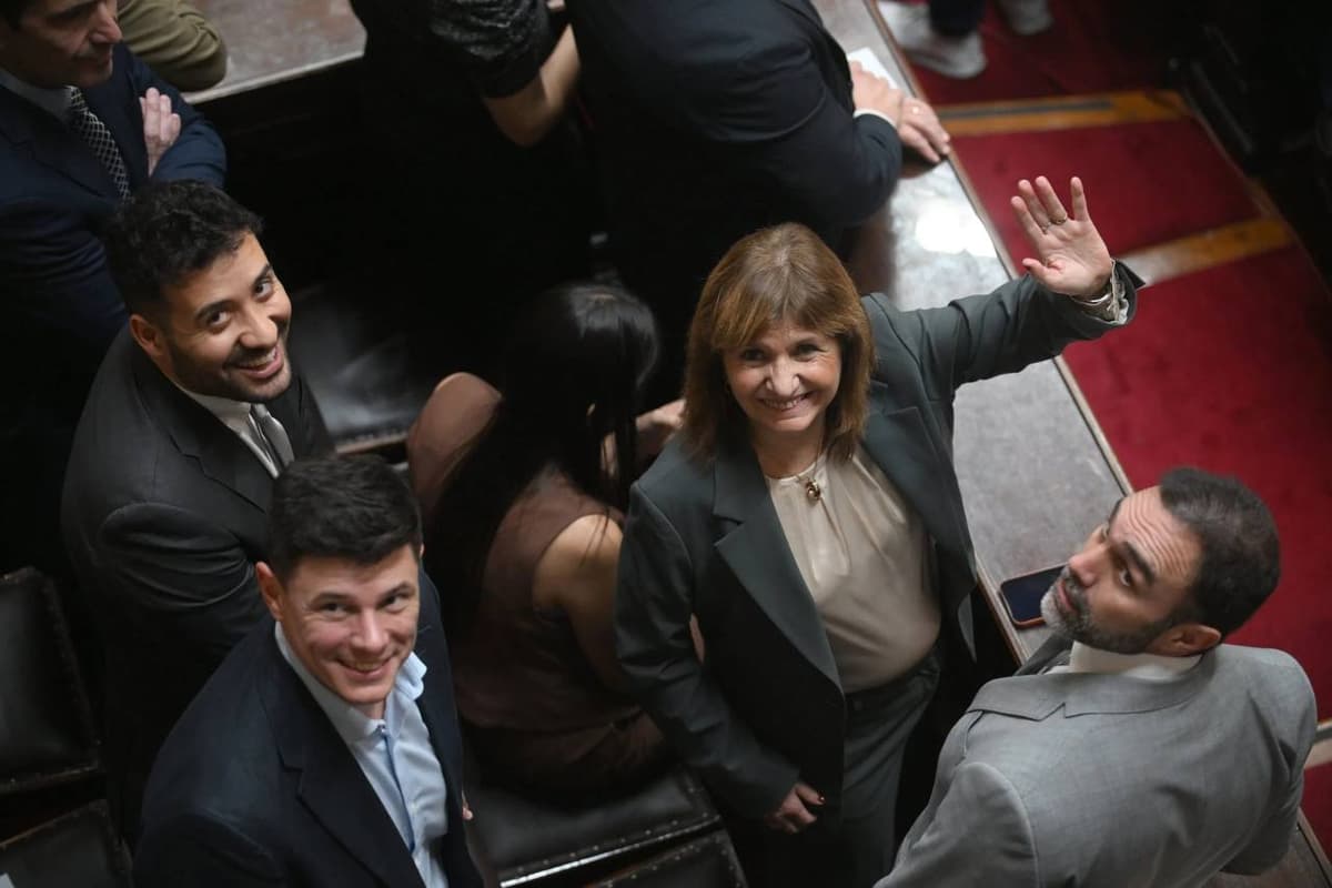 Opereta presidencial - Tres mandatarios en 12 horas mientras Bullrich revive su guerra contra los sindicatos y Macri acecha