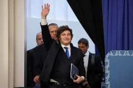 Modo incendio - Milei ataca a empresarios en Nueva York mientras promete que los despidos crearán empleos