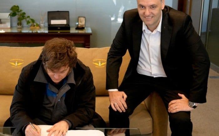 Milei firmó la reforma laboral que Adorni le llevó a la residencia y encendió otra disputa con el mundo del trabajo