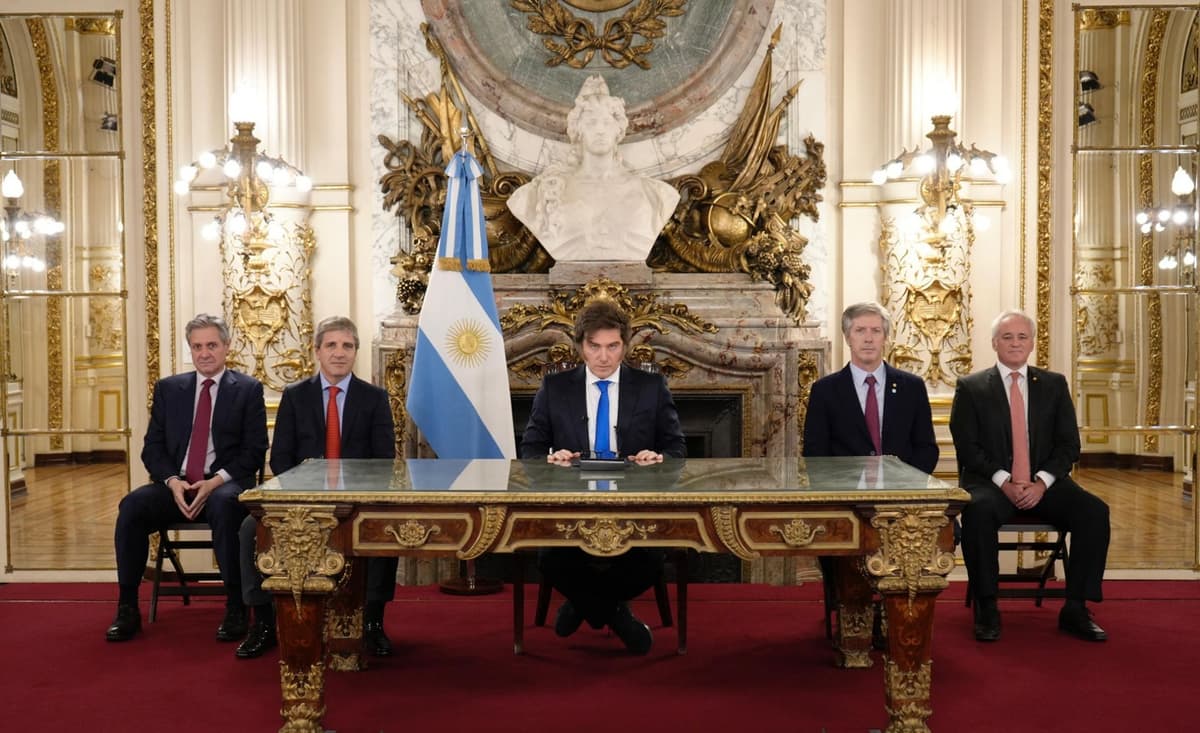 Papers baratos y zapatos de goma: Ante el delicado frente económico que azota a la Argentina, Milei se refugia en la escuela austríaca