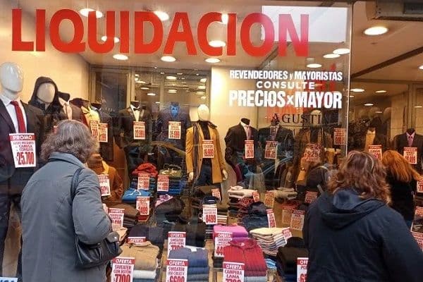 Ni el aguinaldo lo salvó: el consumo se desploma y ni las cuotas levantan las ventas